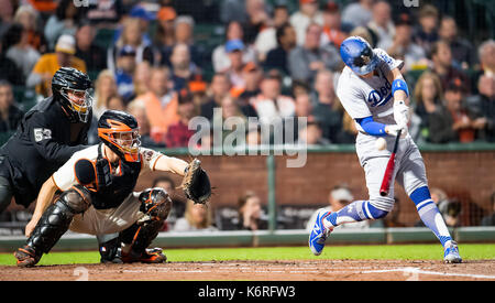 San Francisco, Kalifornien, USA. 13 Sep, 2017. Los Angeles Dodgers linken Feldspieler Kik © Hernandez (14) Zugriffe ein Foul im ersten Inning eines MLB Spiel zwischen den Los Angeles Dodgers und den San Francisco Giants bei AT&T Park in San Francisco, Kalifornien. Valerie Shoaps/CSM/Alamy leben Nachrichten Stockfoto