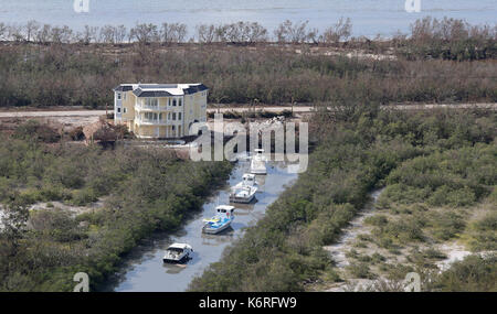 Duck Key, Florida, USA. 13 Sep, 2017. Einige Boote wurden verschont, nachdem Hurrikan Irma schlagen die Florida Keys. Credit: Sonne-hinweissymbol/ZUMA Draht/Alamy leben Nachrichten Stockfoto