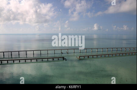 Duck Key, Florida, USA. 13 Sep, 2017. Es gab so gut wie kein Verkehr auf der 7 Mile Bridge nach Hurrikan Irma schlagen die Florida Keys. Credit: Sonne-hinweissymbol/ZUMA Draht/Alamy leben Nachrichten Stockfoto