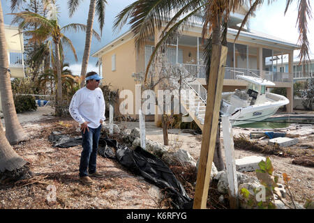 Duck Key, Florida, USA. 13 Sep, 2017. BOB BARNES waren in Duck Key in einem Haus mit 10 anderen Leuten kauerte. Er schaut über den Schaden bei einem Freund zu Hause. Credit: Mike Stocker/Sonne-hinweissymbol/ZUMA Draht/Alamy leben Nachrichten Stockfoto