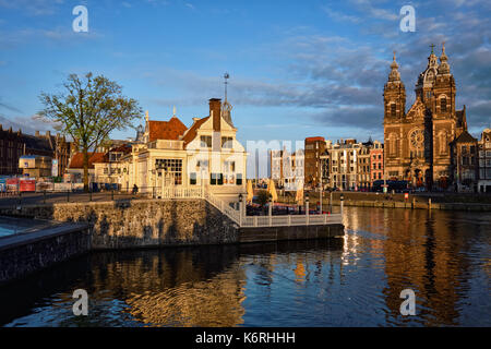 Tourist Information Centre, Amsterdam Canal und der Kirche des Hl. Stockfoto