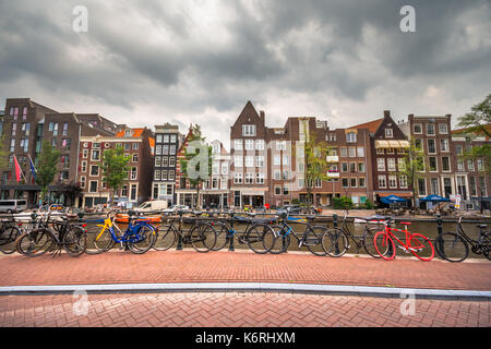 Amsterdam, mit Blumen und Fahrräder auf den Brücken über die Kanäle, Holland, Niederlande Stockfoto