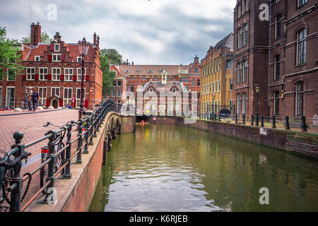 Amsterdam, mit Blumen und Fahrräder auf den Brücken über die Kanäle, Holland, Niederlande Stockfoto