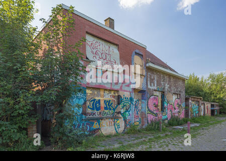 Graffiti und verlassene Häuser in der Geisterstadt Doel Stockfoto