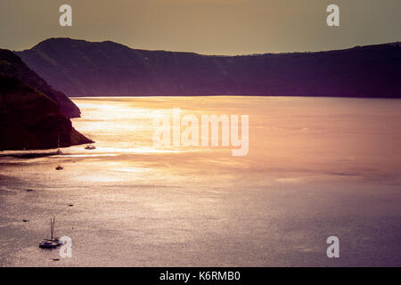 Segelboot in der Weite der Ägäis, Santorini, Griechenland. Stockfoto