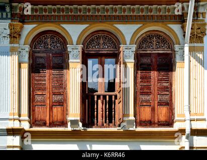Traditionelle Singapur shop Haus außen mit Bogenfenster, hölzerne Lamellenfensterläden und verzierten Säulen im historischen Kampong Glam Bereich Stockfoto