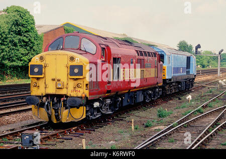 Eine Class 37 Lokomotive verlässt Eastleigh mit Class 58 Lokomotive im Schlepptau. Stockfoto