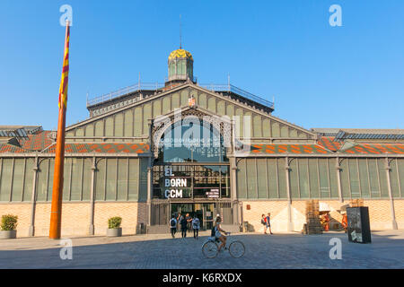 BARCELONA, Spanien - 1. Juni 2017: Die Fassade des geboren Markt- und Flagge von Katalonien. Es ist ein Beispiel für Eisen-Architektur, eine Bewegung innerhalb der modernen Stockfoto