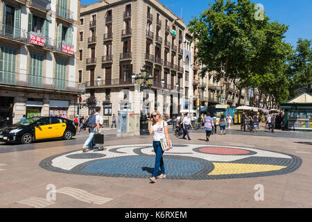 BARCELONA, Spanien - 2. SEPTEMBER: Joan Miro's Pla de l'Os Mosaik in La Rambla am 2. September 2017 in Barcelona, Spanien. Menschen, Spaziergänge an der berühmten La Rambla Stockfoto