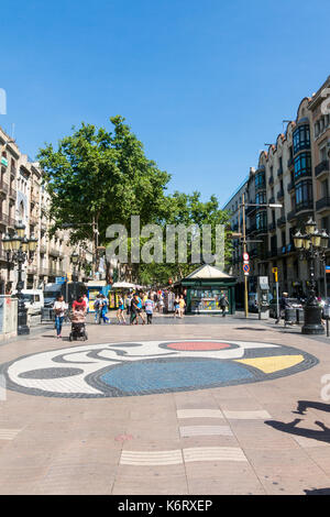 BARCELONA, Spanien - 2. SEPTEMBER: Joan Miro's Pla de l'Os Mosaik in La Rambla am 2. September 2017 in Barcelona, Spanien. Tausende von Menschen gehen täglich o Stockfoto