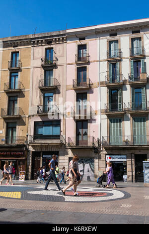 BARCELONA, Spanien - 2. SEPTEMBER: Joan Miro's Pla de l'Os Mosaik in La Rambla am 2. September 2017 in Barcelona, Spanien. Tausende von Menschen gehen täglich o Stockfoto