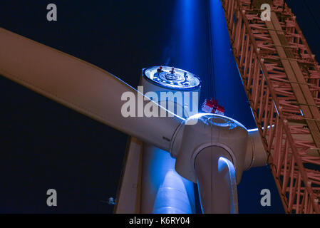 DEUTSCHLAND Hamburg, Bau einer neuen Nordex-Windkraftanlage in der Wasseraufbereitungsanlage von Hamburg Wasser bei Nacht, Montage von Rotorstern mit Rotorblättern mit Kran, Energiewende, authentisch Stockfoto