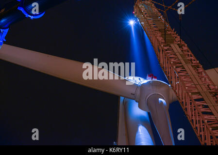 DEUTSCHLAND Hamburg, Bau einer neuen Nordex-Windkraftanlage in der Wasseraufbereitungsanlage von Hamburg Wasser bei Nacht, Montage von Rotorstern mit Rotorblättern mit Kran, Energiewende, authentisch Stockfoto