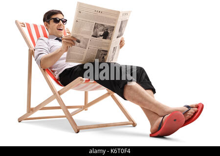 Unternehmer sitzen in einem Liegestuhl und eine Zeitung lesen auf weißem Hintergrund Stockfoto