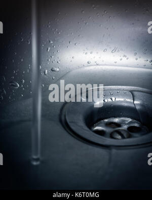 Ablauföffnung in der Küchenspüle Nahaufnahme. Stockfoto