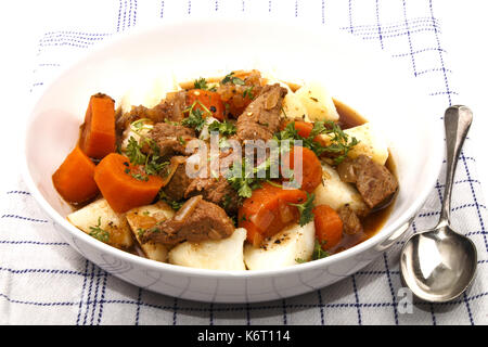 Warmes Zuhause gemacht irisches Rindfleisch Eintopf mit Kartoffeln Stockfoto