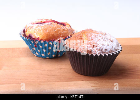 Hausgemachten Blueberry Muffins mit Puderzucker und frischen Beeren. Stockfoto