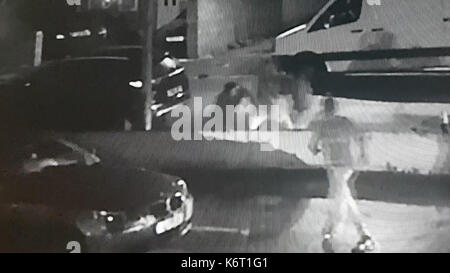 Das Bild wurde vom CCTV aufgenommen, das von der Metropolitan Police ausgestellt wurde und einen Vorfall vor der Music Box in der Bourne Avenue, Hayes, bei dem ein Teenager bei einem „gewalttätigen und anhaltenden Angriff“ erstochen wurde. Stockfoto