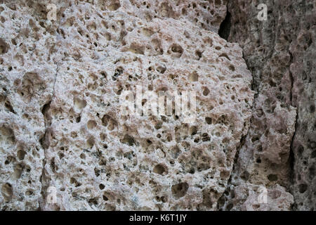 Pale Pink oder rosa Kalkstein entlang der Klippen von Süd-west Malta gefunden. Die Felsen sind voller Löcher durch Verwitterung und Erosion. Rdum tal-Mara Malta Stockfoto