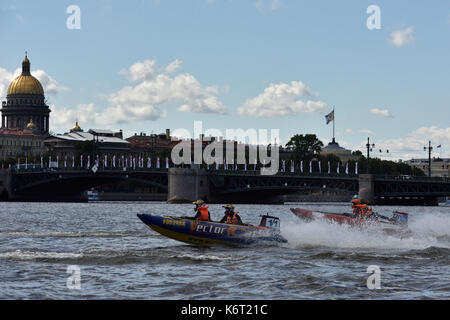 St. Petersburg, Russland - 15. August 2015: Unbekannter Fahrer gehen auf den Beginn des Flusses marathon Oreshek Festung Rennen. Diese internationale motorboa Stockfoto