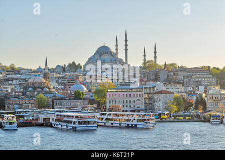 Istanbul, Türkei - 25 April 2017: Istanbul Stadt Blick von Galata Brücke mit Blick auf das Goldene Horn mit Eminönü (Turyol) Ferry Terminal und Süleyman Stockfoto