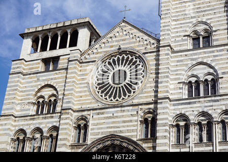 Genua, Italien - Juli 20, 2017: Der Dom von Genua oder Duomo di Genova oder Kathedrale San Lorenzo im Zentrum von Genua Altstadt Stockfoto