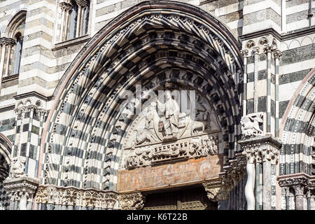 Genua, Italien - Juli 20, 2017: Der Dom von Genua oder Duomo di Genova oder Kathedrale San Lorenzo im Zentrum von Genua Altstadt Stockfoto