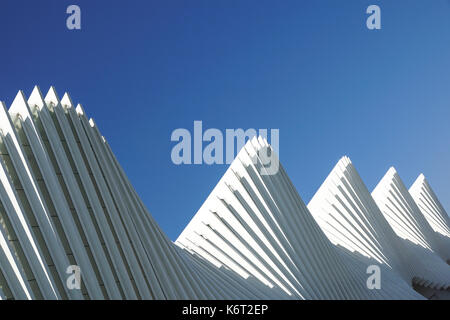 REGGIO EMILIA, Italien - 15. Mai 2016: Mediopadana Hochgeschwindigkeitszuges Bahnhof. Es ist von dem Architekten Santiago Calatrava entworfen und besteht aus 457 Stahl fr Stockfoto