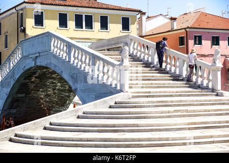 Venedig, Italien - September 17,2016: Einer der größten und berühmtesten Brücke in Venedig Rialto Brücke über den Canal Grande (Canal Grande). Nicht identifizierte Touris Stockfoto