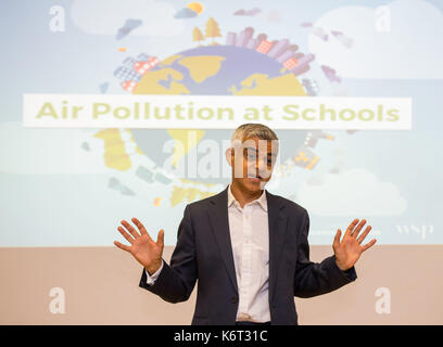 Bürgermeister von London Sadiq Khan startet das erste von 50'Air quality audits" vor Weston Primary School in London befindet sich in der Nähe einer verkehrsreichen Straße, die Luftverschmutzung, die zweimal die zugelassene Begrenzung. Stockfoto