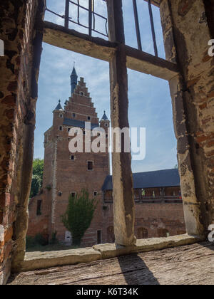 Spähend durch das Fenster einer Burgruine. Stockfoto