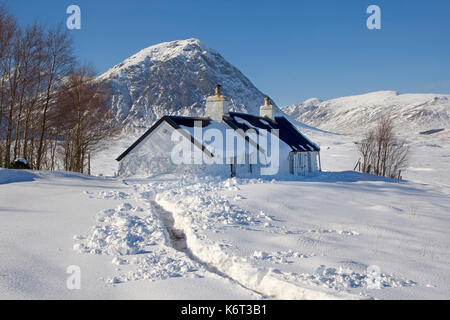Winter Szene des Schwarzen Croft und Buachaille Etive Mhor, Glencoe Stockfoto