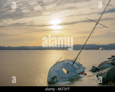 Eine lange Belichtung geschossen von einem gestrandeten Segelboot im Hafen von Saint-Tropez. Stockfoto