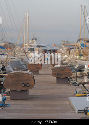 Am Kai, wo mehrere Boote angedockt sind. Die Boote in den Hintergrund unscharf sind, die eine verträumte Effekt. Stockfoto