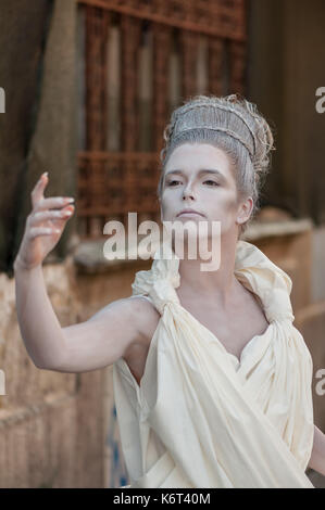 Porträt einer Frau in weißem Kleid Stockfoto