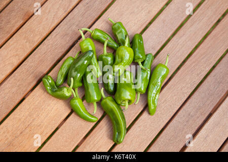 Ein Haufen von Pimientos de Padron auf einem Holztisch Stockfoto