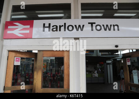 Harlow Town Bahnhof außerhalb gateline Zeichen Stockfoto