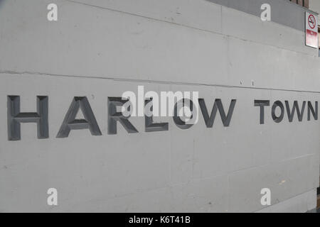 Harlow Town Bahnhof außerhalb gateline Zeichen Stockfoto