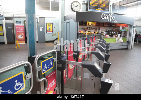 Harlow Town Bahnhof außerhalb gateline Zeichen Stockfoto