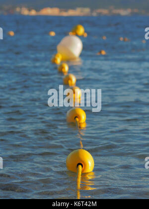 Eine Nahaufnahme von mehreren bojen im Wasser. Stockfoto