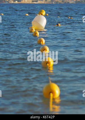 Eine Nahaufnahme von mehreren bojen im Wasser. Stockfoto