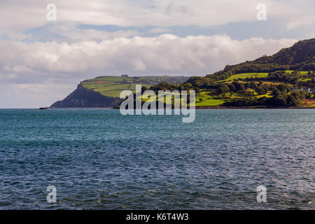 Irischen Stil Cottages in die umliegende Landschaft. Nordirland. Stockfoto