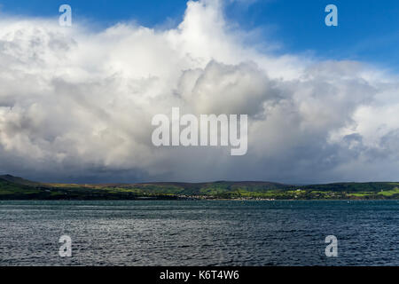 Irischen Stil Cottages in die umliegende Landschaft. Nordirland. Stockfoto