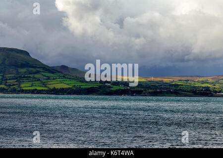 Irischen Stil Cottages in die umliegende Landschaft. Nordirland. Stockfoto