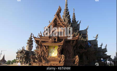 Schloss mit Bild der thailändische König Stockfoto