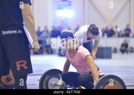 Nowosibirsk, Russland - November 16, 2014: Nicht identifizierte weibliche Athleten während der Internationalen crossfit Wettbewerb sibirischen Showdown. Der Wettbewerb Stockfoto