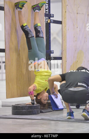 Nowosibirsk, Russland - November 16, 2014: Nicht identifizierte weibliche Athleten während der Internationalen crossfit Wettbewerb sibirischen Showdown. Der Wettbewerb Stockfoto