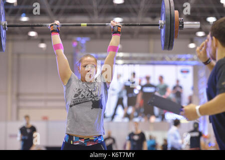 Nowosibirsk, Russland - November 16, 2014: Nicht identifizierte weibliche Athleten während der Internationalen crossfit Wettbewerb sibirischen Showdown. Der Wettbewerb Stockfoto