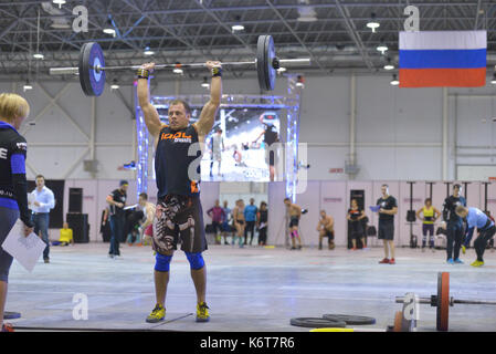 Nowosibirsk, Russland - November 16, 2014: Unbekannter Athlet während der Internationalen crossfit Wettbewerb sibirischen Showdown. Der Wettbewerb gehören Stockfoto