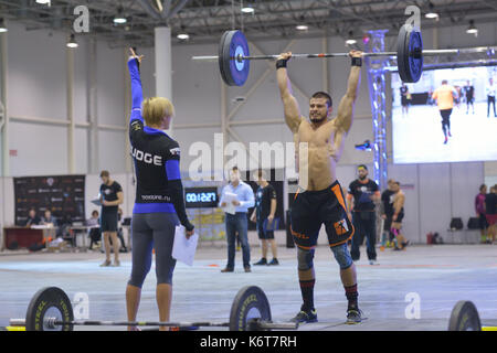 Nowosibirsk, Russland - November 16, 2014: Unbekannter Athlet während der Internationalen crossfit Wettbewerb sibirischen Showdown. Der Wettbewerb gehören Stockfoto